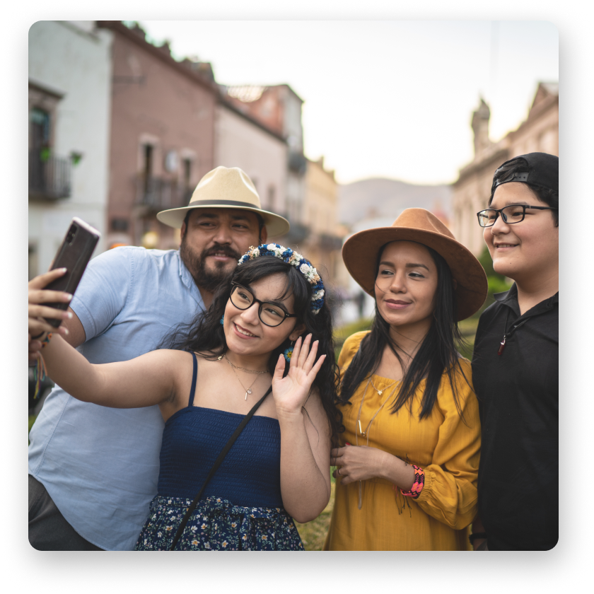 Familia de cuatro posando para un selfie.