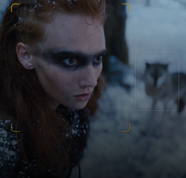 Un cuadro del modo Cine de una persona enfocada en primer plano y otro sujeto en el fondo.