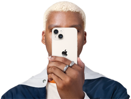 Persona sosteniendo el teléfono delante de su cara.