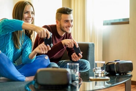 Dos jugadores disfrutando de un videojuego con su conexión de Internet 5G residencial