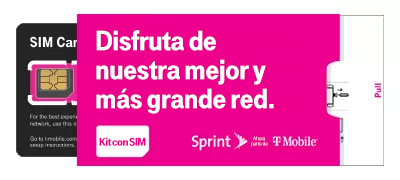 Tarjeta SIM en una funda magenta que dice "Disfruta de nuestra mejor y más grande red" y tiene las palabras "Kit con SIM" con los logotipos de T-Mobile y Sprint.