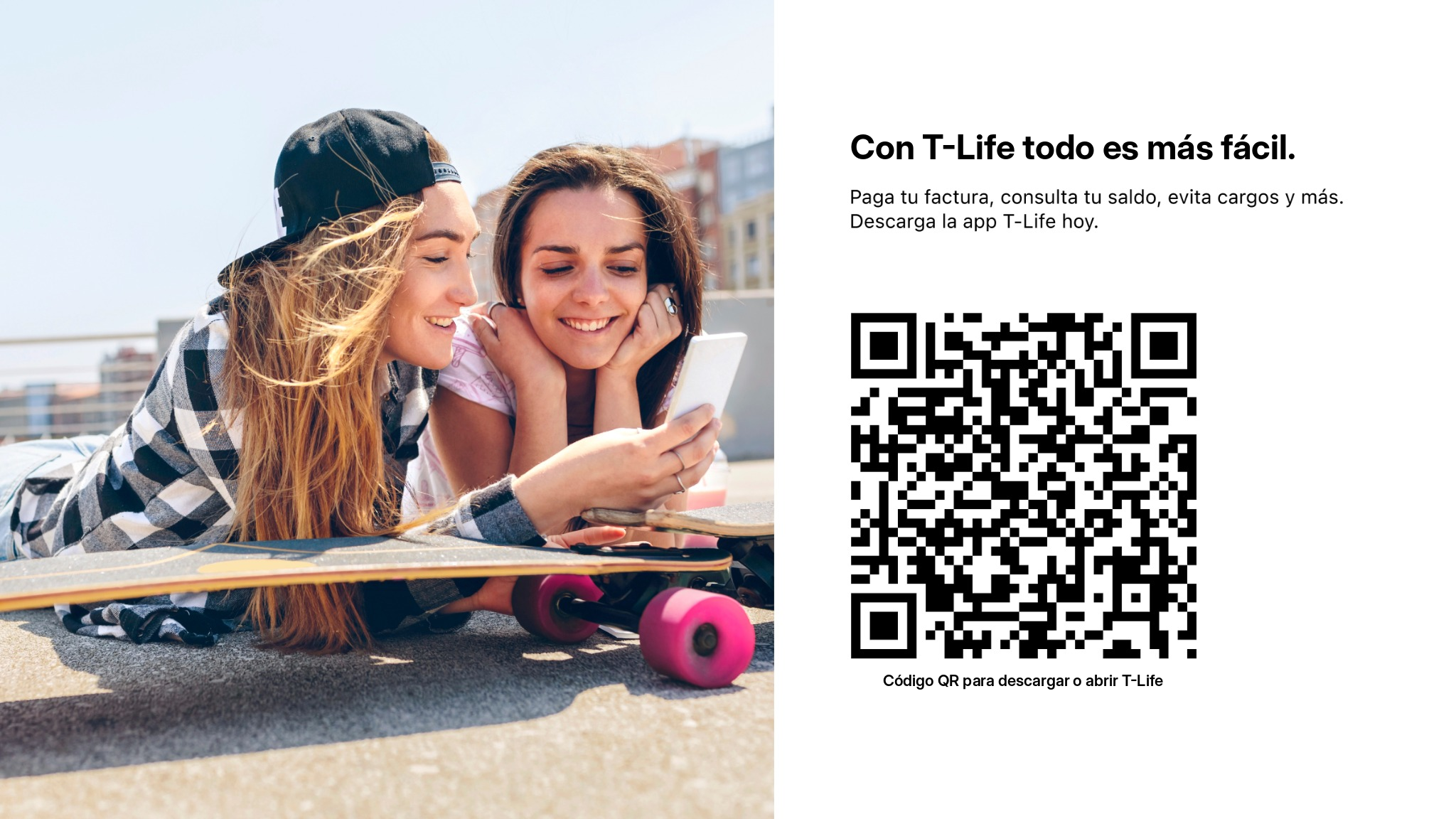 Dos jóvenes sonrientes que miran un teléfono junto a un código QR que promociona la app T Life para el pago de facturas, consulta de saldos, exención de cargos y administración de cuentas.