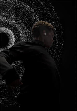 Una persona bailando con los AirPods Pro puestos