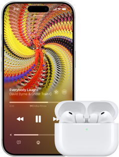 AirPods Pro 3 en estuche de carga MagSafe, iPhone 17 Pro, Apple Music reproduce Everybody Laughs de David Byrne Ghost Train Orchestra