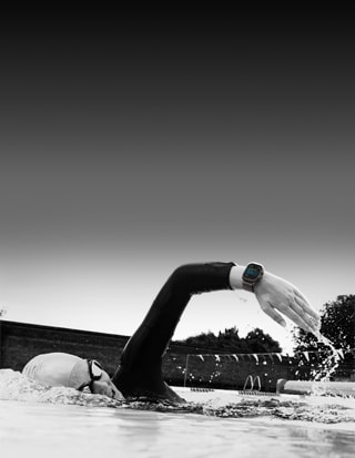 Un nadador registra su entrenamiento en el Apple Watch Ultra 3