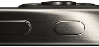 Vista lateral del iPhone 15 Pro con un diseño de titanio que muestra el botón de volumen y el botón de acción