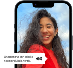 El iPhone 15 mostrando un aviso de Voiceover que describe una fotografía como: una persona con pelo negro ondulado riendo