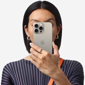 Persona sosteniendo un iPhone 15 Pro Max frente a su cara