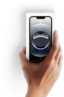 Una mano sostiene una caja de Apple iPhone 16e, con la pantalla del iPhone 16e impresa en la parte frontal exterior