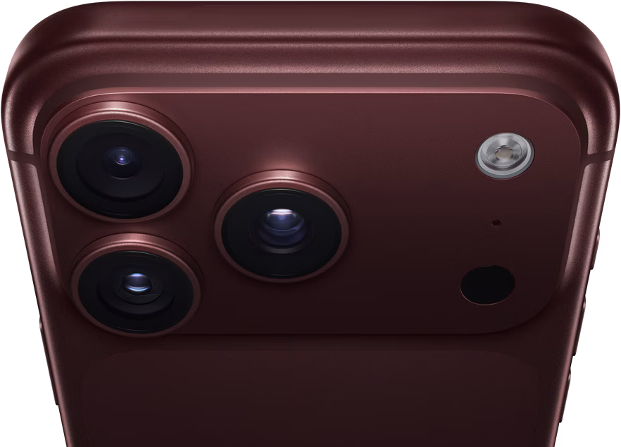 iPhone 18 Pro, color borgoña, bordes y esquinas redondeados, vista trasera parcial en ángulo que deja ver el sistema de cámara Pro Fusion en la esquina superior izquierda, tres lentes, micrófono y flash