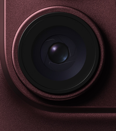 Lente con apertura variable de la cámara principal del iPhone 18 Pro en color borgoña