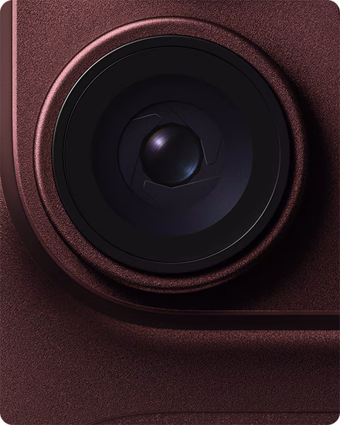 Lente con apertura variable de la cámara principal del iPhone 18 Pro en color borgoña