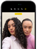 iPhone 18 Pro, negro, exterior frontal, muestra a dos modelos posando para la cámara, donde se aprecia la cámara frontal Center Stage