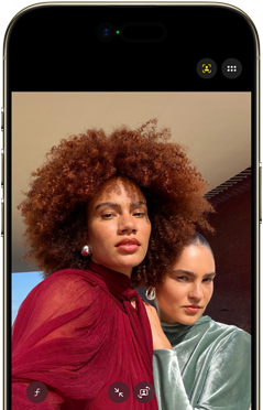 iPhone Air, exterior frontal, Dynamic Island en el centro cerca de la parte superior, función Center Stage para fotos en uso