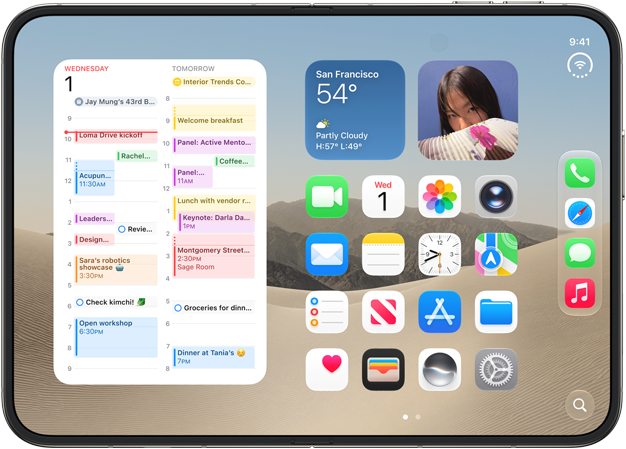 Imagen estática: iPhone Duo, abierto en posición horizontal: a la izquierda se ve el widget del calendario y a la derecha, la pantalla de inicio de iOS