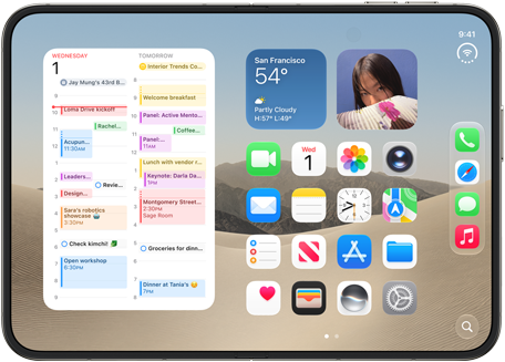 Imagen estática: iPhone Duo, abierto en posición horizontal: a la izquierda se ve el widget del calendario y a la derecha, la pantalla de inicio de iOS