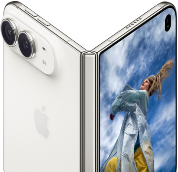 El iPhone Duo, parcialmente abierto como un libro con el mecanismo de bisagra en el centro; el panel trasero exterior de la izquierda tiene el logotipo de Apple y una cámara doble, mientras que la pantalla exterior de la derecha muestra el retrato de una persona con cabello rubio