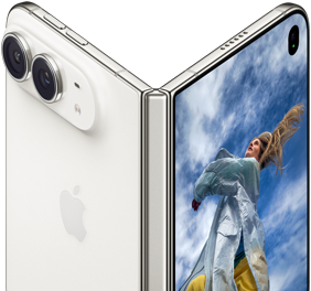 El iPhone Duo, parcialmente abierto como un libro con el mecanismo de bisagra en el centro; el panel trasero exterior de la izquierda tiene el logotipo de Apple y una cámara doble, mientras que la pantalla exterior de la derecha muestra el retrato de una persona con cabello rubio