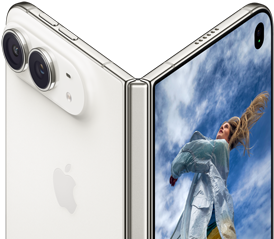 El iPhone Duo, parcialmente abierto como un libro con el mecanismo de bisagra en el centro; el panel trasero exterior de la izquierda tiene el logotipo de Apple y una cámara doble, mientras que la pantalla exterior de la derecha muestra el retrato de una persona con cabello rubio