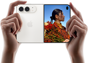 iPhone Duo, color blanco estrella, sujetado por dos manos en posición horizontal, desplegado; en el panel izquierdo se ven las cámaras traseras Dual Fusion de 48 MP, y en el panel derecho se ve a una persona a la que le están tomando una foto en la pantalla exterior; el sujeto de la foto puede ver su cara mientras le hacen la foto gracias a la función Duo Preview