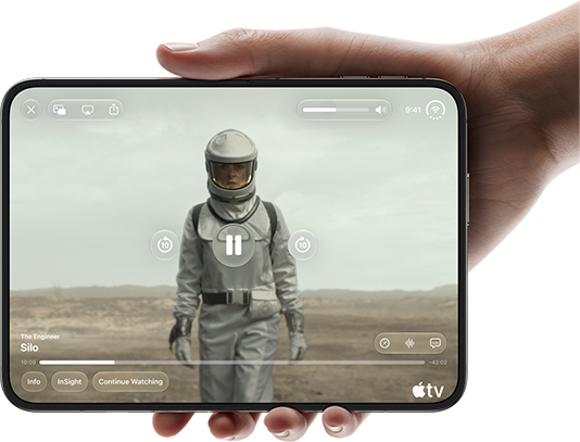 iPhone Duo, sujetado con una mano, abierto en posición horizontal, totalmente desplegado; la pantalla interior muestra la serie de Apple TV "Silo"