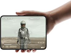 iPhone Duo, sujetado con una mano, abierto en posición horizontal, totalmente desplegado; la pantalla interior muestra la serie de Apple TV "Silo"