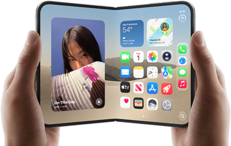 iPhone Duo, color blanco estrella, sujetado por dos manos en orientación apaisada, abierto, con la pantalla interior muestra fotos a la izquierda y apps a la derecha