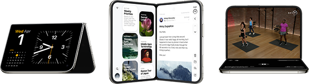 Tres modelos de iPhone Duo en distintas posiciones uno al lado de otro: a la izquierda, un iPhone Duo apoyado en forma de V invertida, descansando sobre los bordes y con la pantalla hacia fuera, en modo de espera con la app del reloj; en el centro, un iPhone Duo de pie en forma de V, en modo de espera con la app de Siri a la izquierda y la de Mensajes a la derecha; a la derecha, un iPhone Duo abierto, apoyado sobre la parte inferior y con la app de Fitness+ hacia adelante