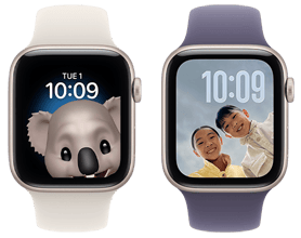 Dos modelos de Apple Watch SE 3 uno al lado del otro: el reloj de la izquierda tiene una caja de aluminio en color blanco estelar y correa deportiva del mismo color; la carátula muestra un Memoji de un koala sonriendo; el reloj de la derecha tiene una caja de aluminio en color blanco estelar y una correa deportiva en color morado niebla; en la pantalla se ve una foto de dos niños sonriendo