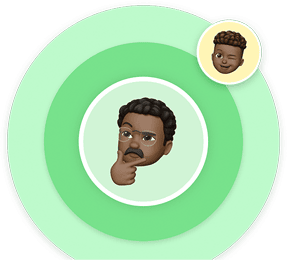 Tres anillos de distintos tonos de verde; en el centro hay un Memoji de un adulto que se sostiene la barbilla, pensativo, y en el anillo más externo hay un círculo amarillo más pequeño con un Memoji de un niño que guiña el ojo