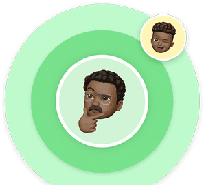 Tres anillos de distintos tonos de verde; en el centro hay un Memoji de un adulto que se sostiene la barbilla, pensativo, y en el anillo más externo hay un círculo amarillo más pequeño con un Memoji de un niño que guiña el ojo