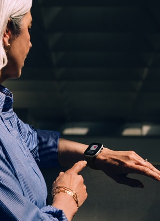 Una persona lee una alerta de hipertensión en su Apple Watch Series 11