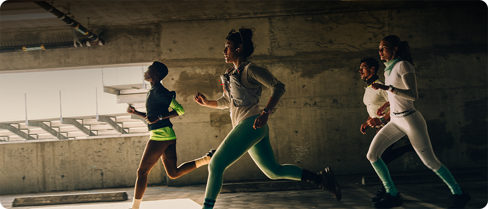 Un grupo de personas corriendo por la ciudad usando Apple Watch Series 12