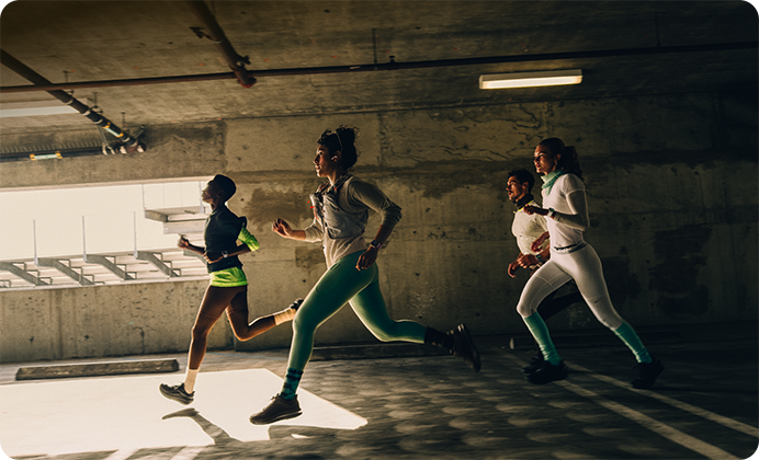 Un grupo de personas corriendo por la ciudad usando Apple Watch Series 12