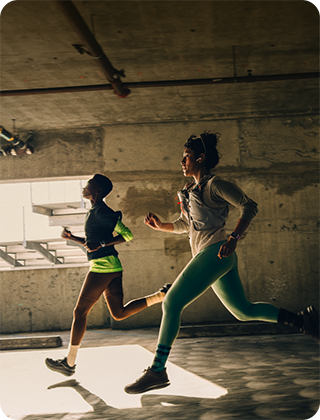 Un grupo de personas corriendo por la ciudad usando Apple Watch Series 12