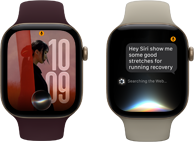 Tres dispositivos Apple Watch Series 12: uno con funda de aluminio color oro claro, conversación de Siri AI y pulsera deportiva color arena; otro con funda de aluminio color oro claro, foto personalizada en la esfera con complicación de Siri AI y pulsera deportiva color burdeos; y uno con funda de aluminio gris espacial, Siri Recap y pulsera deportiva negra
