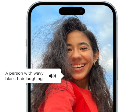 iPhone 15 mostrando la función Voiceover para anunciar información sobre una foto, una persona con cabello ondulado negro sonriendo