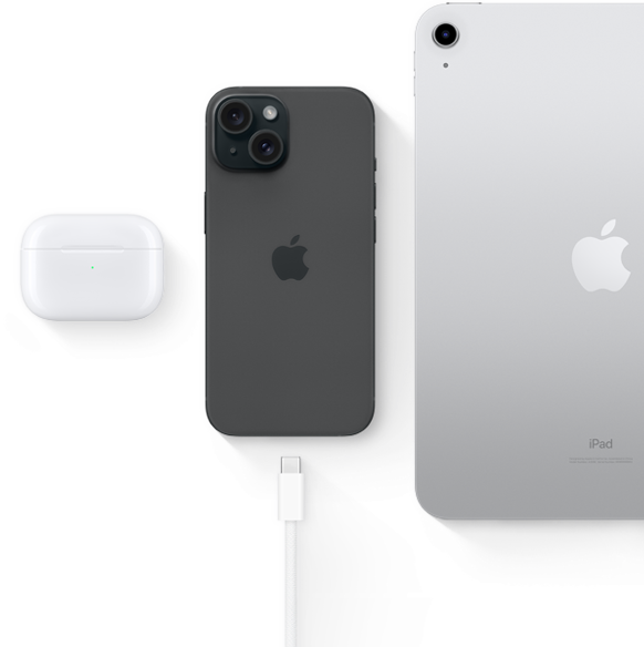 iPhone 15 con conector USB-C mostrando que el mismo conector se puede usar con los AirPods Pro y el iPad