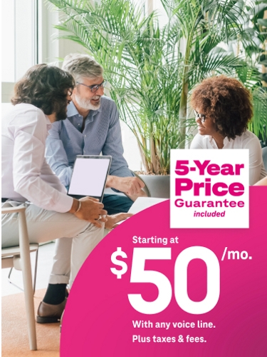 Cuatro empresarios alrededor de una mesa con una computadora