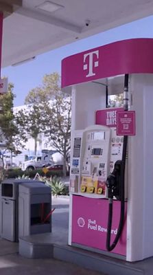 Surtidor de gasolina Shell con logotipo de T-Mobile