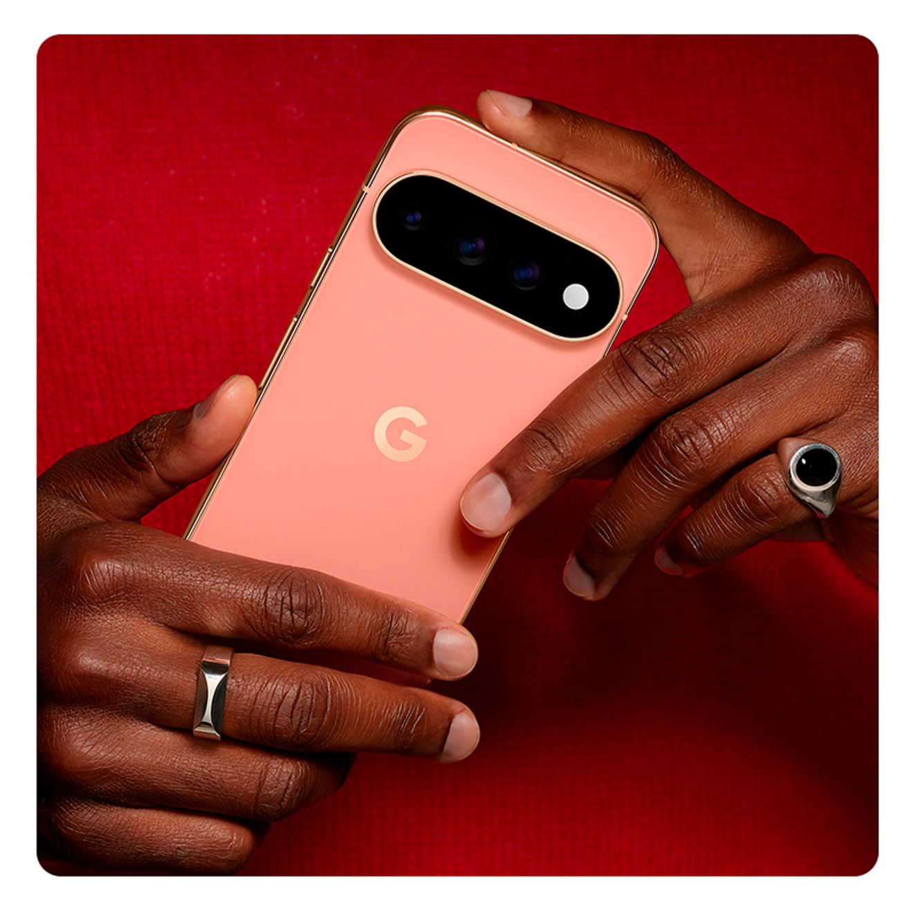 Primer plano de alguien sosteniendo un teléfono Google Pixel 11 Pro XL delante de un fondo rojo