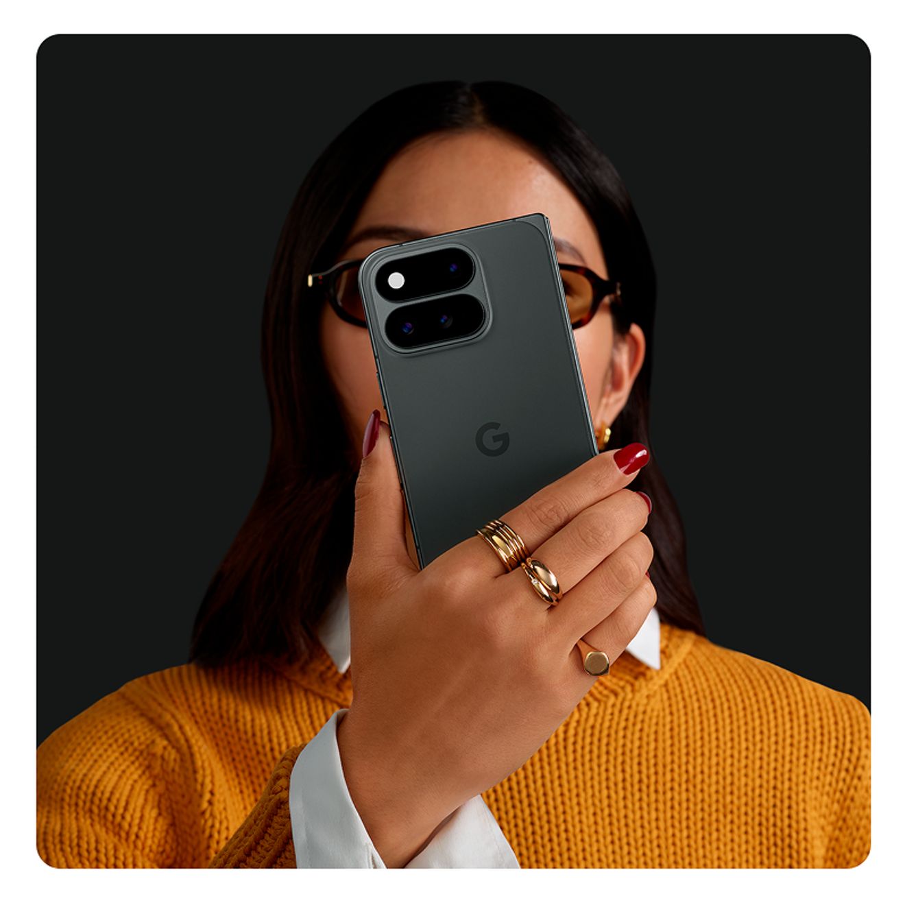 Una persona sostiene un nuevo Google Pixel 11 Pro Fold para tomar una foto