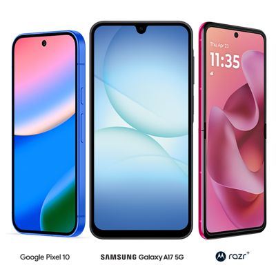 Tres smartphones uno al lado del otro: Google Pixel 10, Galaxy A17 5G y un Motorola razr, mostrando sus diferentes diseños de pantalla y colores sobre un fondo blanco liso.