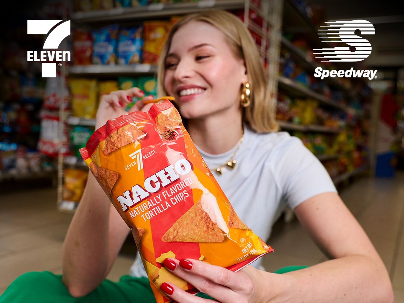 Una mujer disfruta mientras come de una bolsa de papas fritas.