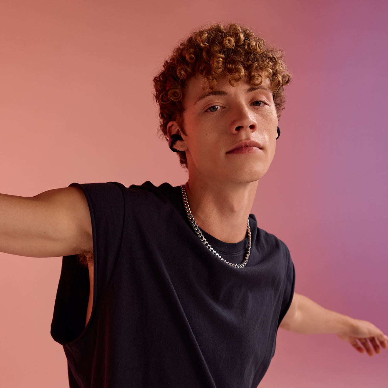 Hombre escuchando música con los audífonos abiertos Bose Ultra.