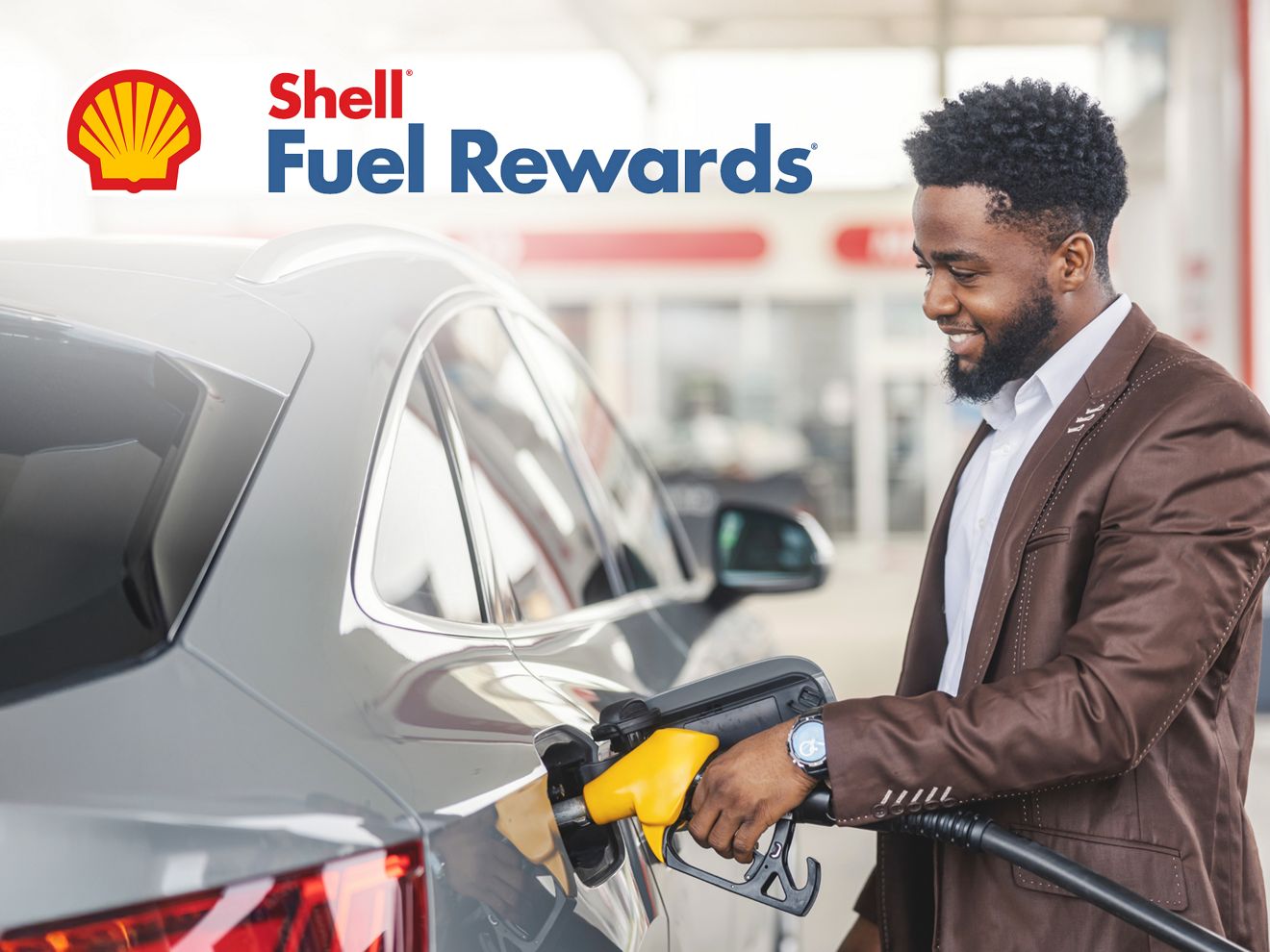 Una persona repostando felizmente su auto en una gasolinera Shell. Logotipo de Shell Fuel Rewards en la esquina superior izquierda.