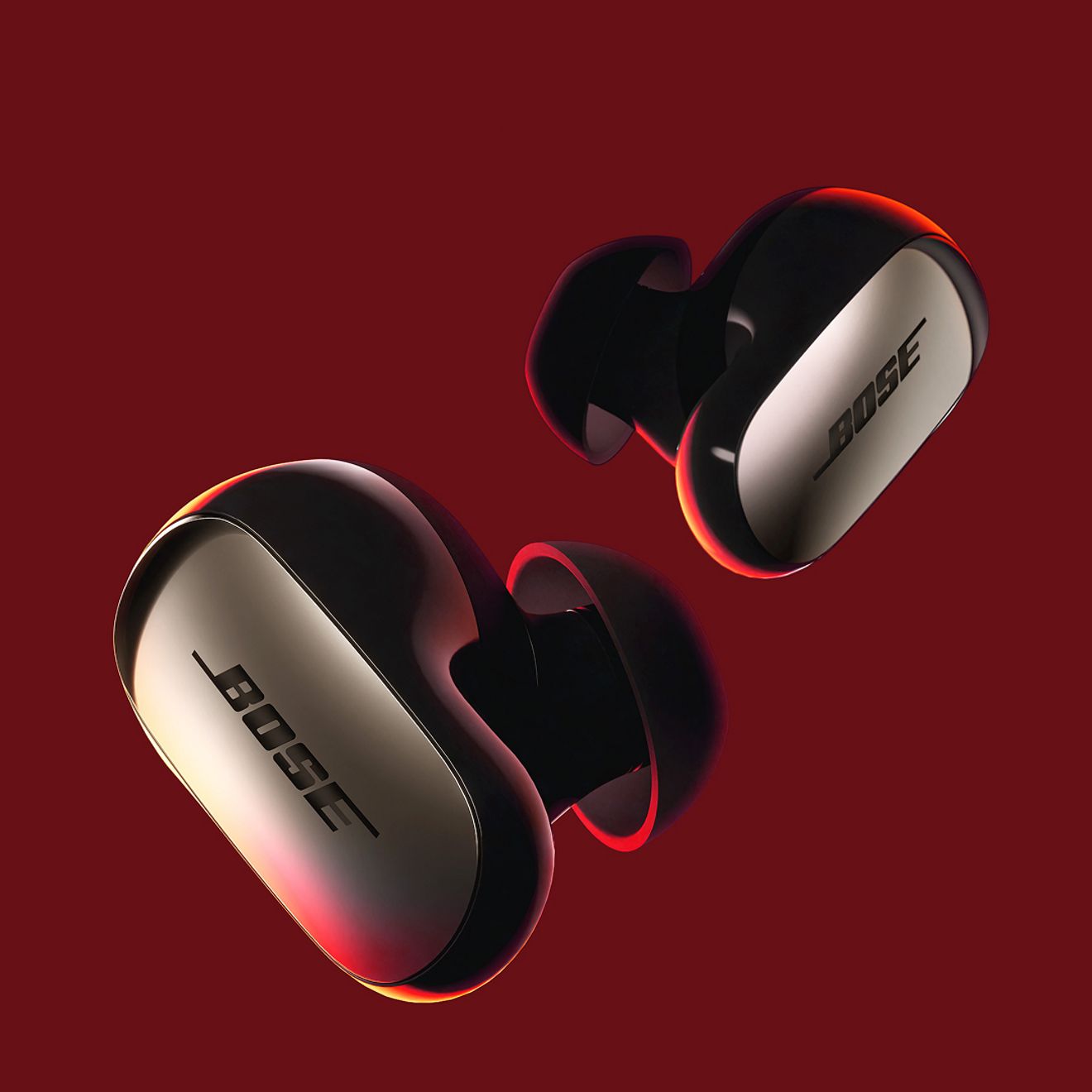 Primer plano de los audífonos Bose Quiet Comfort Ultra de segunda generación sobre un fondo rojo.