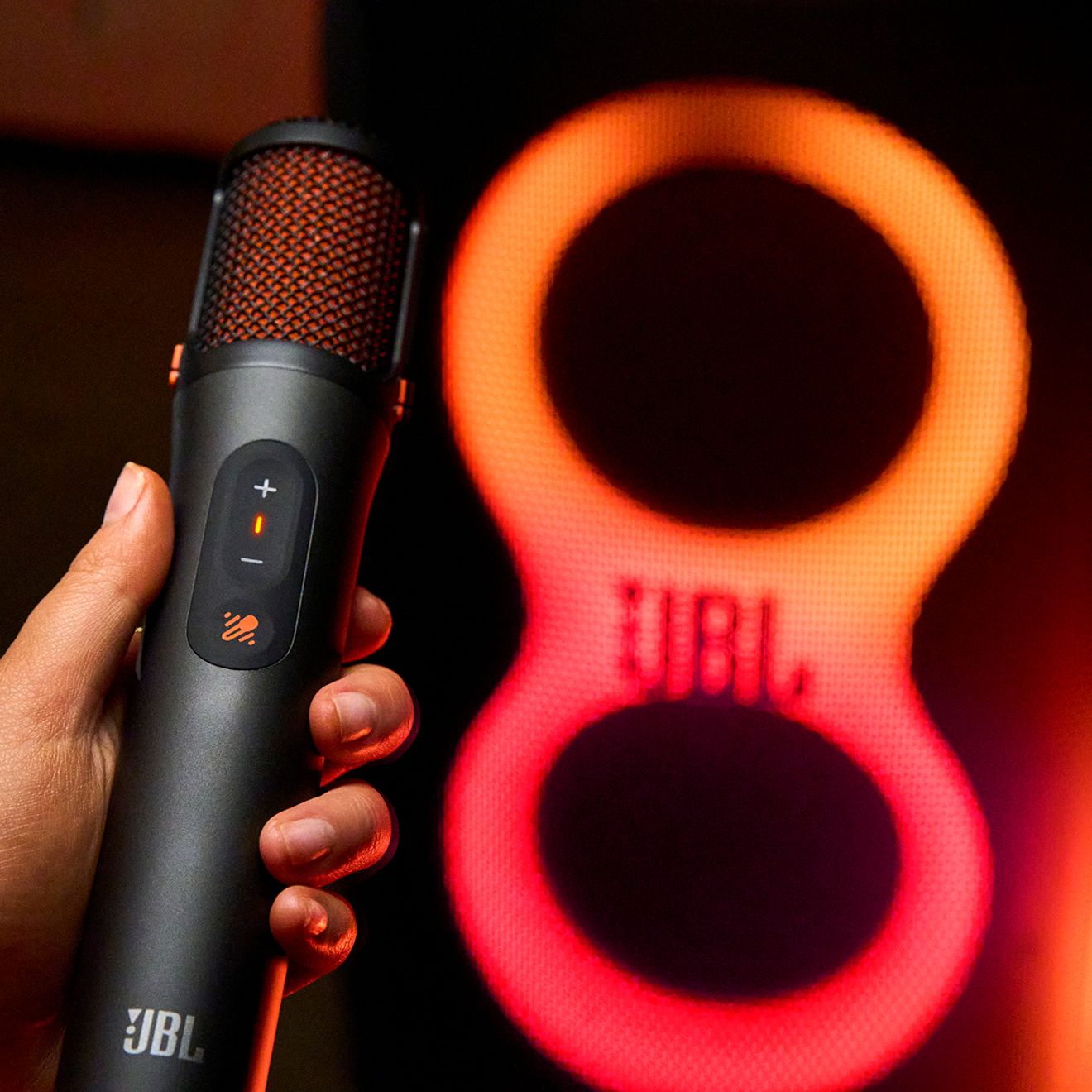 Un primer plano de los micrófonos JBL Easy Sing 2 sobre un fondo negro.