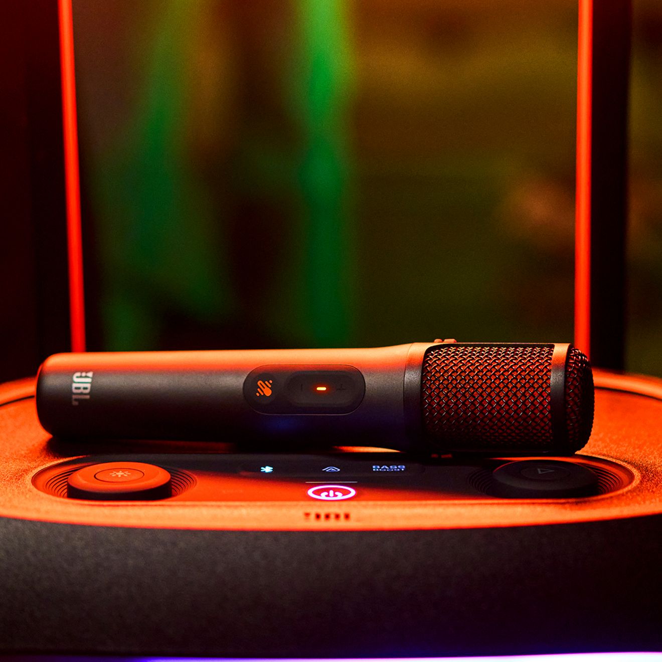 Un primer plano de los micrófonos JBL Easy Sing 2 con detalles en naranja.