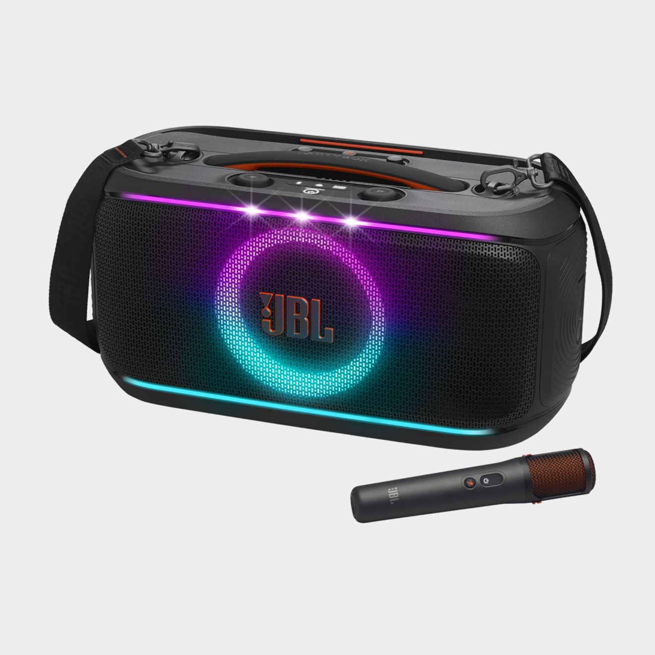 Un primer plano de la JBL PartyBox On-the-Go 2 sobre un fondo gris claro.